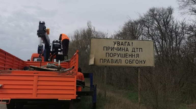 На дорогах лівобережжя Херсонщини загарбники демонтують українські дорожні покажчики