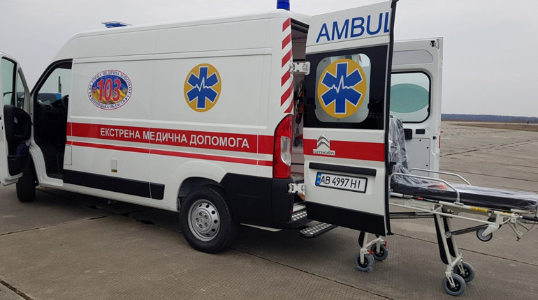 Фельдшерка з Троїцького прийняла пологи у швидкій: немовля народилося дорогою до лікарні