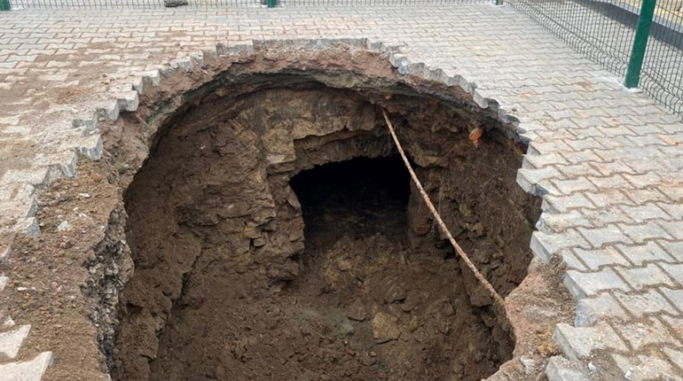 У проваллі в центрі Звягеля видно підземну споруду
