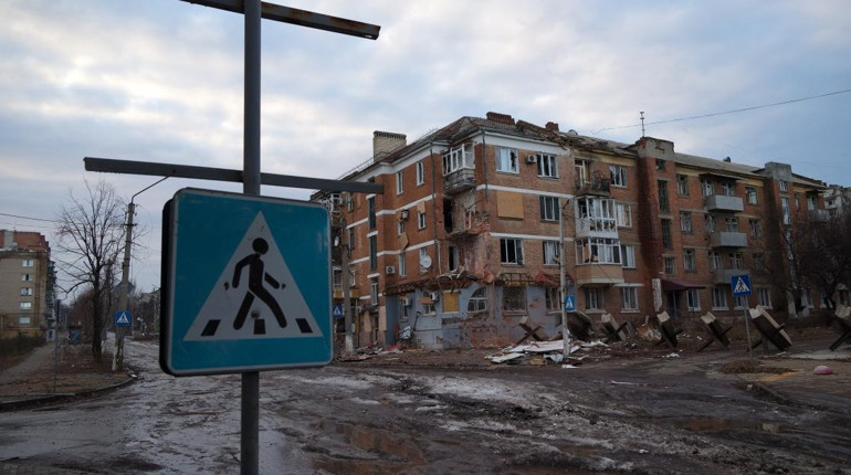 Вибігали з вогню: поліцейські вивезли з Бахмуту мешканців згорілої багатоповерхівки. Відео