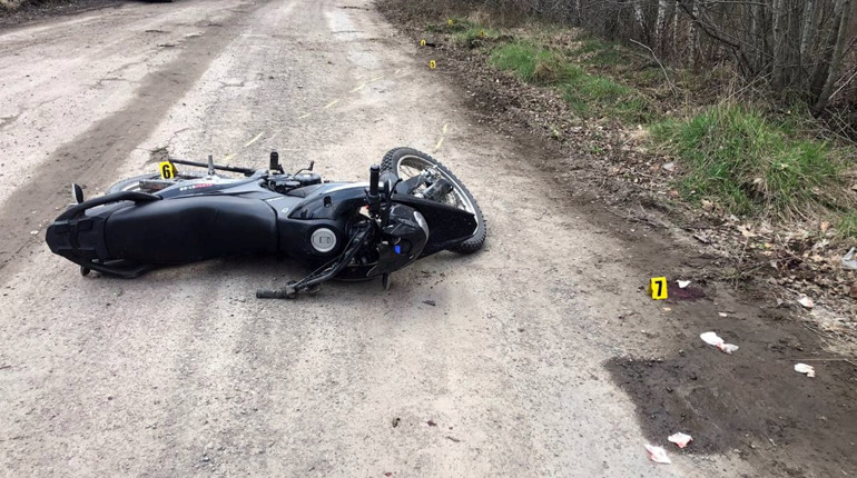 У Клесівській громаді мотоцикліст та пасажир впали з двоколісного: обох госпіталізували