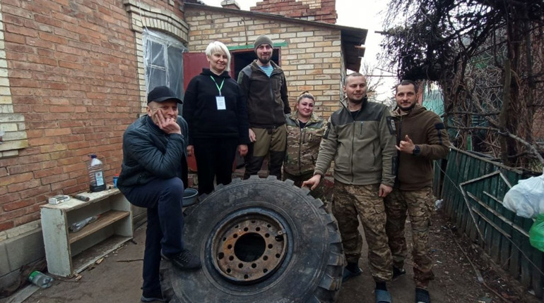Перевзули Урал: Людмила Кривошей, Ольга Отрохова і Вікторія Катриченко допомагають холодноярівцям
