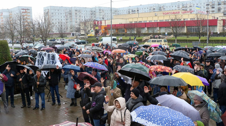 Один народ, одна мова, одна церква: у Нетішині проголосували за перехід двох храмів до ПЦУ