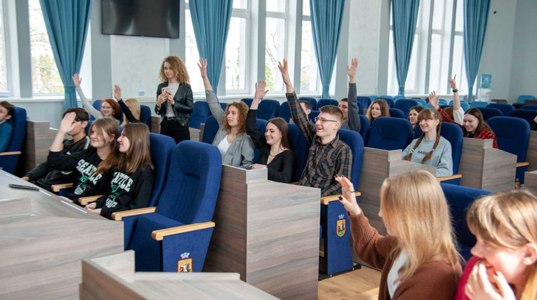 Ніжинська молодь спробувала себе в ролі політичних діячів