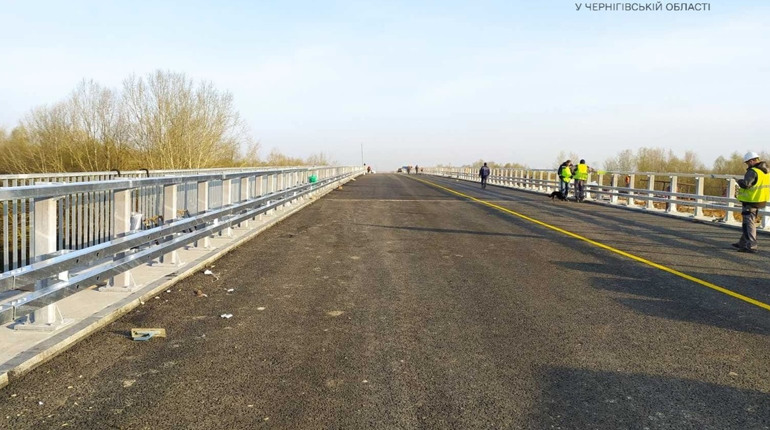 Найшвидший шлях до Києва: на Чернігівщині відкрили рух підірваним торік мостом через Десну