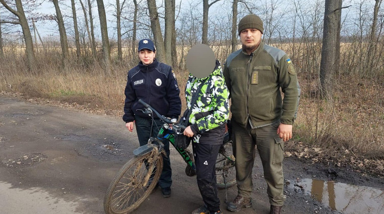 Заночував у «шалаші»: поліцейські разом з кінологами і ДСНС-никами всю ніч шукали 13-річного хлопця