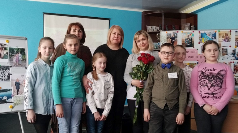 Грались в журналістів та надихались творчістю: поетеса Юлія Сміян зустрілась з четверокласниками