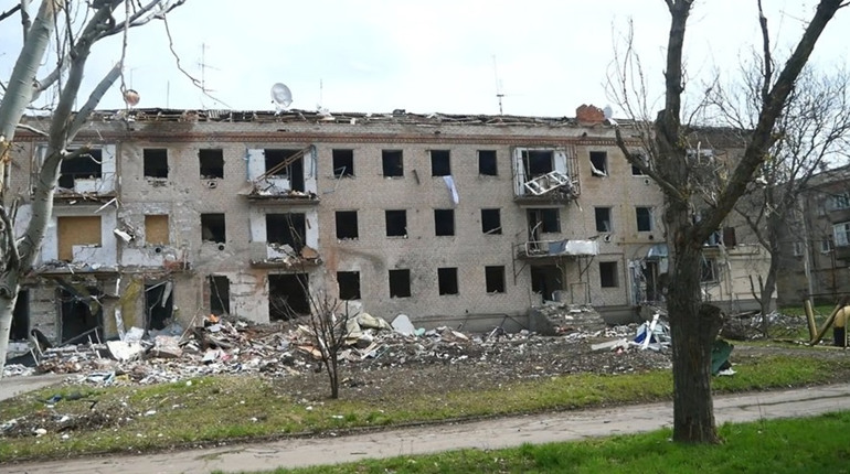 “Прибрали та висадили квіти, чекаємо сусідів додому”. Як живуть люди у Гуляйполі