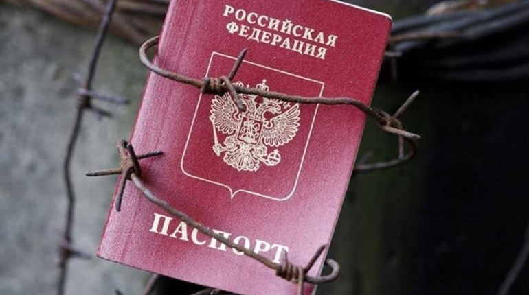 Погрози: без російського паспорта не дадуть працювати