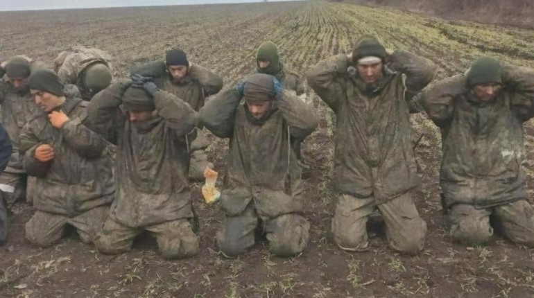 Група російських окупантів здалася в полон під Мар'їнкою