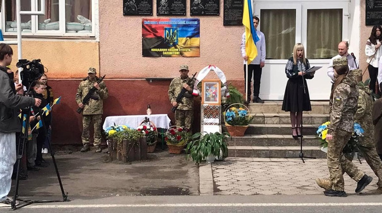 У Рахівській громаді встановили пам'ятні дошки загиблим Героям