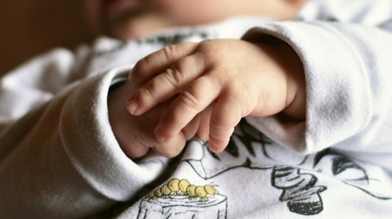 В селищі під Одесою знайшли сумку з немовлям: малюк народився не в лікарні, його матір шукають