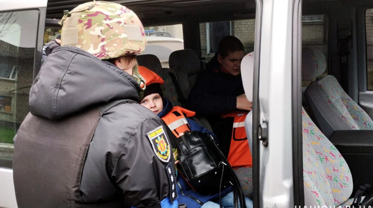 З Гуляйполя продовжується евакуація дітей: поліція просить не зволікати тих хто лишився