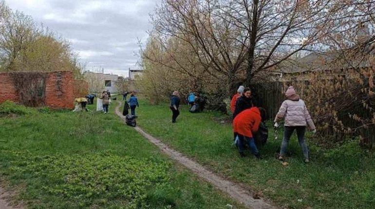 Прибрали та облагородили територію: у тростянецькій школі №4 провели толоку