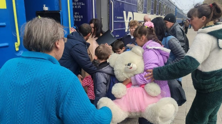 З Покровська до Житомирщини відправився перший евакуаційний потяг. Скільки людей виїхали