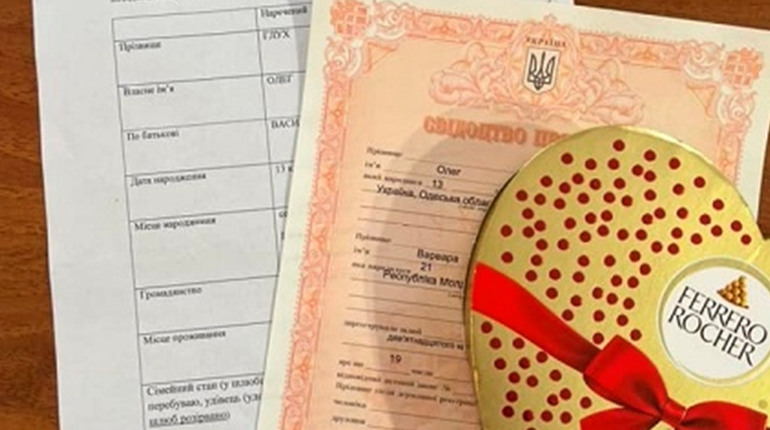 Керівник районної лікарні Калуша у палаті одружив пораненого військового