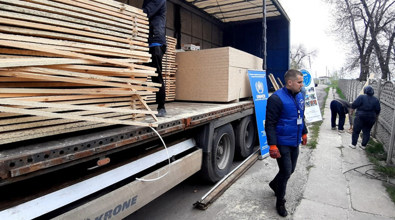 Мешканці Курахівки отримали будматеріали. Хто допоміг