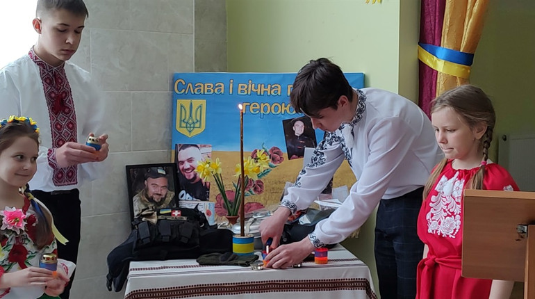 Новини воєнного часу. Старокостянтинівщина. Про меморіальні дошки Героям та перемоги художників