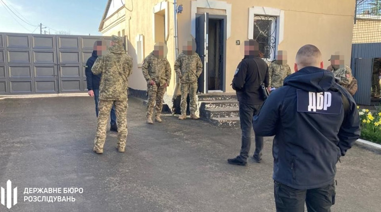 Були в тилу, а платили як на передовій: на Рівненщині ДБР розкрило махінацію із бойовими доплатами
