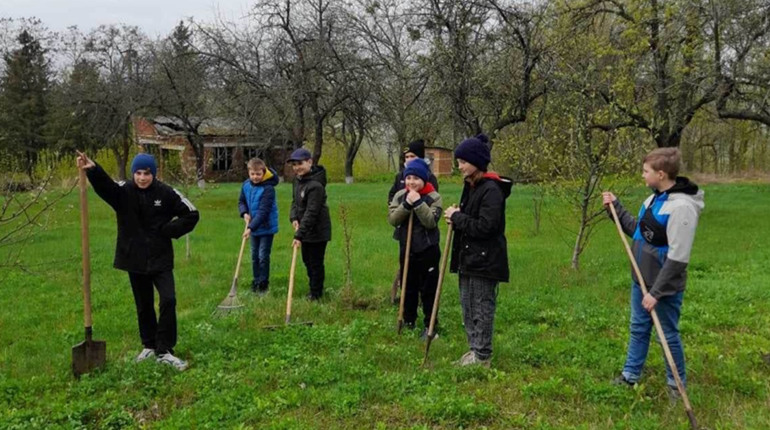 Доглядали за деревами, прибирали, садили квіти: учні Кам'янської школи відзначили День Землі