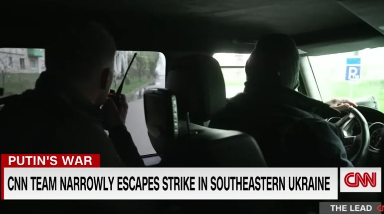 Журналісти CNN ледь не загинули під обстрілами в Оріхові