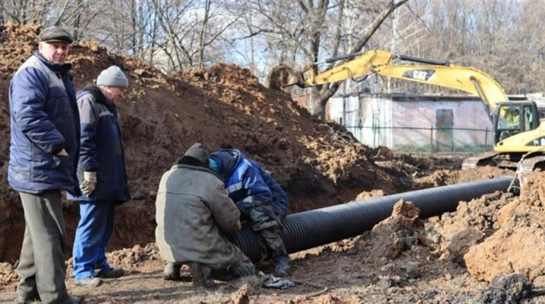 У Лозовій сталася чергова аварія на каналізаційному колекторі. Які будинки залишилися без води