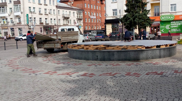 У Ніжині розконсервовують центральний фонтан...