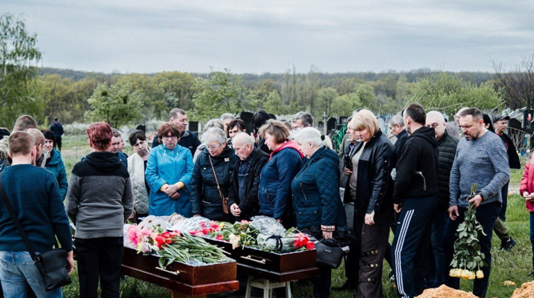 Життя землячок обірвалося в одну мить: куп’янчани попрощалися із загиблими в музеї