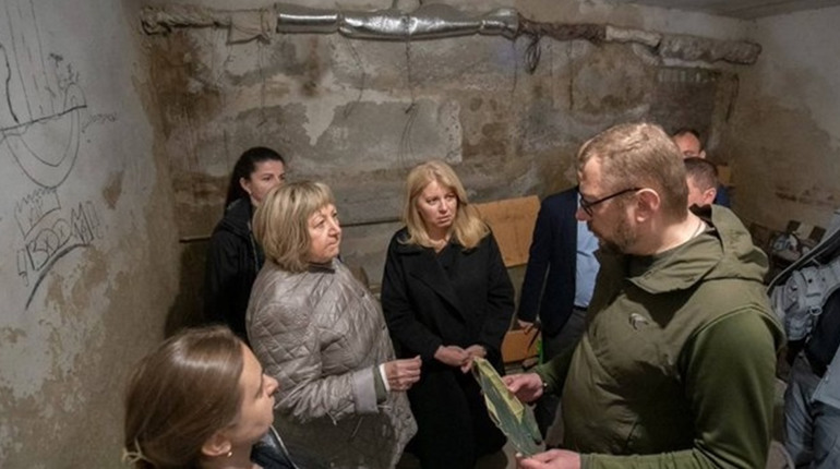 Президентка Словаччини побувала у підвалі в Ягідному, де окупанти утримували сотні людей
