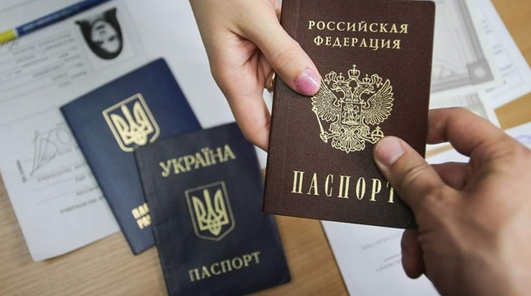 Колаборантів з окупованої Херсонщини змушують на камеру відмовлятися від українського паспорта