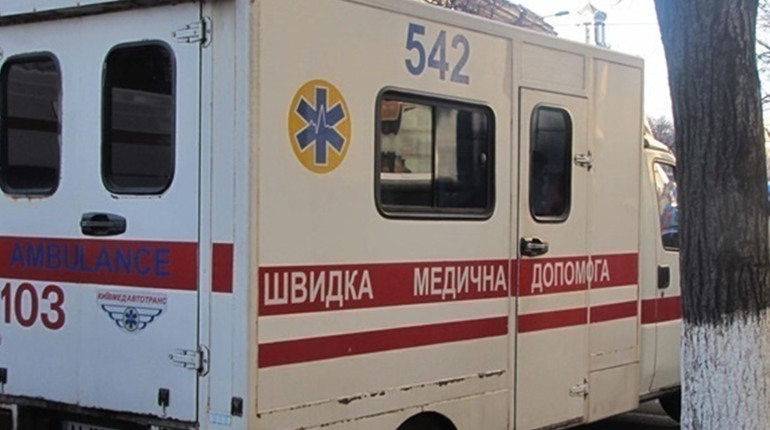 У Подільському районі майор поліції на мотоциклі врізався у припарковану автівку