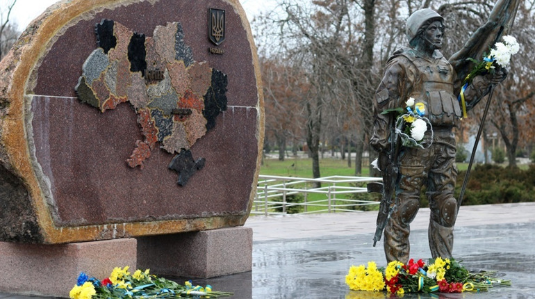 У Нікополі відновлять пам’ятник воїнам АТО, у якого відсутній фрагмент - автомат: подробиці тендеру