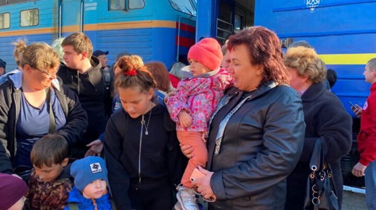 «Кожного дня ми чекали, що наш дім буде під ударом авіабомб»: 45 людей евакуювалося на Житомирщину