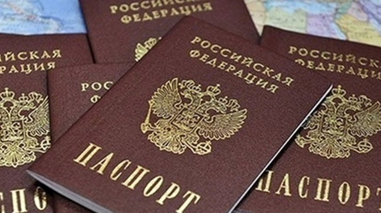 Примусова паспортизація. На Луганщині окупанти поспішають "ощасливити" пенсіонерів аусвайсом РФ