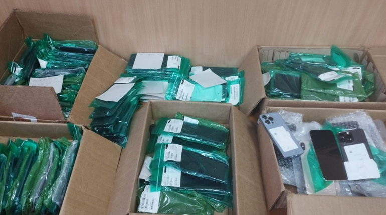 Закарпатські митники затримали жінку, що намагалась провезти 160 незадекларованих айфонів