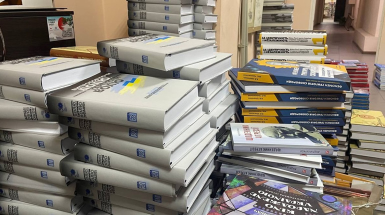 Покровська бібліотека стала книжковим хабом для громад Донеччини. Які книжки отримали