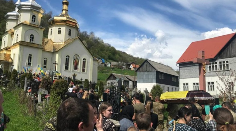 На Рахівщині попрощались з бійцем Василем Шимортою