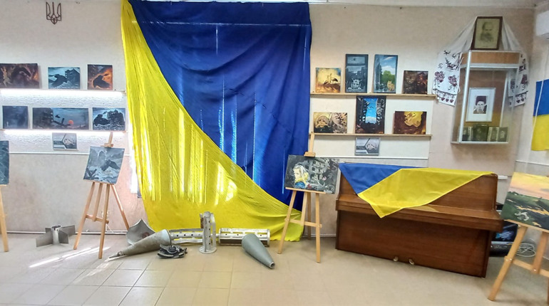 «Пензлем про війну»: в Южноукраїнську відкрилася виставка первомайського художника
