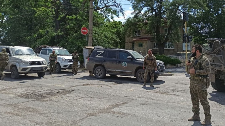 В окупованому Лисичанську неспокійно. Місцевим радять скаржитися у Москву на пияцтво окупантів