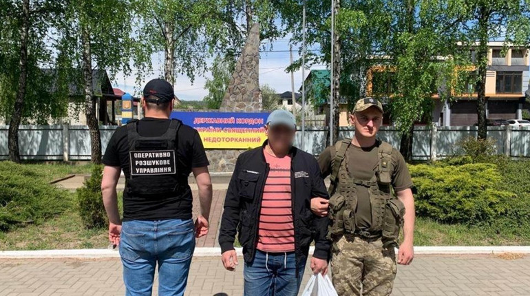 На Закарпатті затримали херсонця, який із зарплатою від окупантів, намагався втекти за кордон