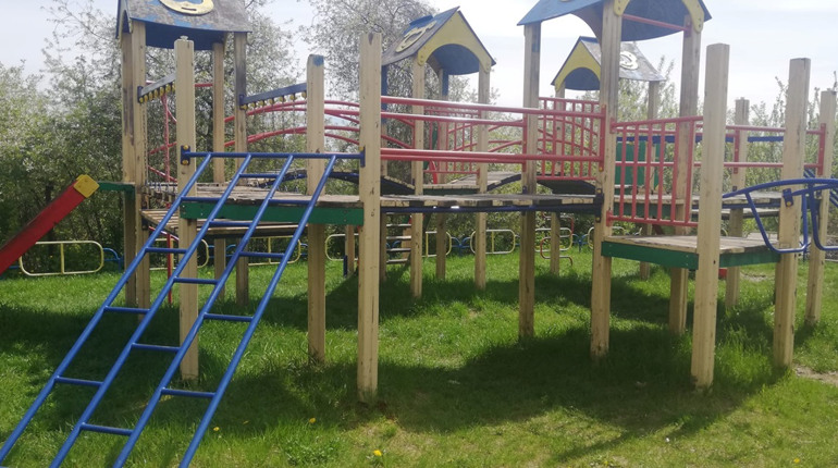 Аварійний дитячий майданчик на Заводській у Тростянці: коли комунальники його відремонтують