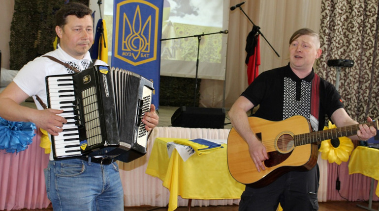 «Десяте квітня» запрошує до розмовного клубу у Первомайську: на першу зустріч завітає «Друже Музико»