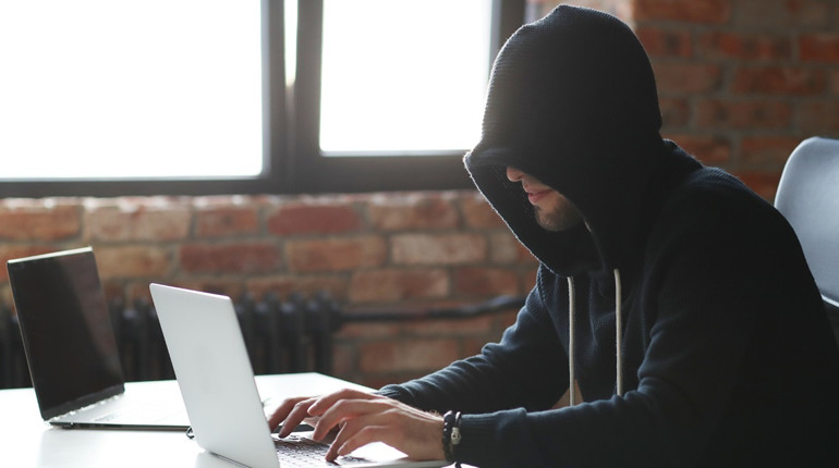 Аферисти обібрали мешканця Первомайщини на 89 тисяч гривень: спрацювала стара шахрайська схема