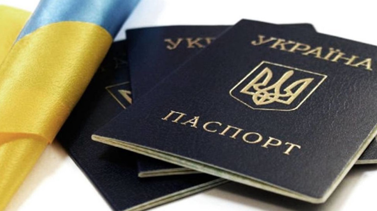 В Україні можуть зникнути паспорти-книжечки