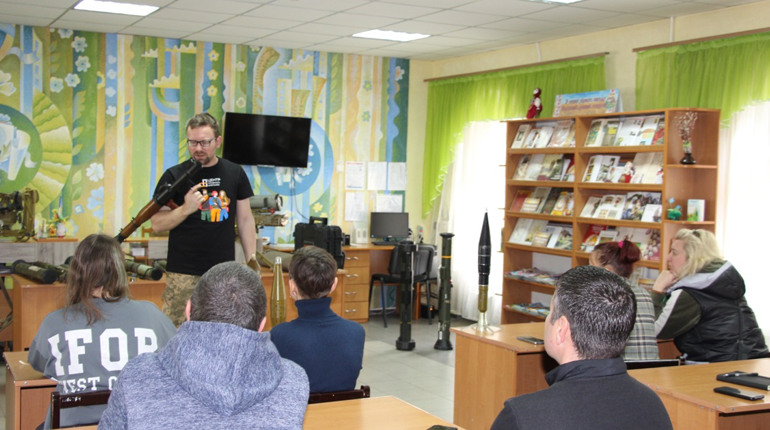 У Гадячі цивільні вчилися працювати із гранатометами та знищувати ворожу техніку
