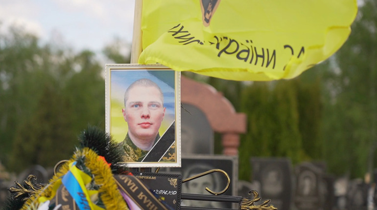 Йому назавжди 22. У Тростянці попрощалися з Героєм Назаром Мірошніченком