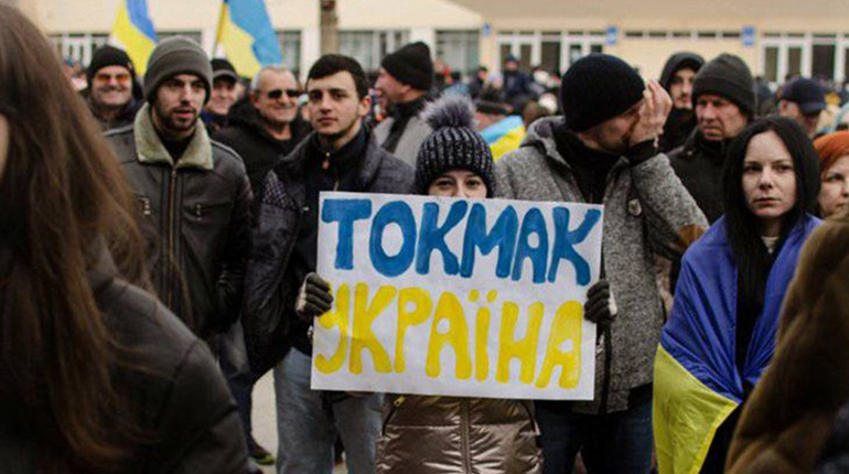 Погрози окупантів та черги на АЗС. Як проходить евакуація з Токмака