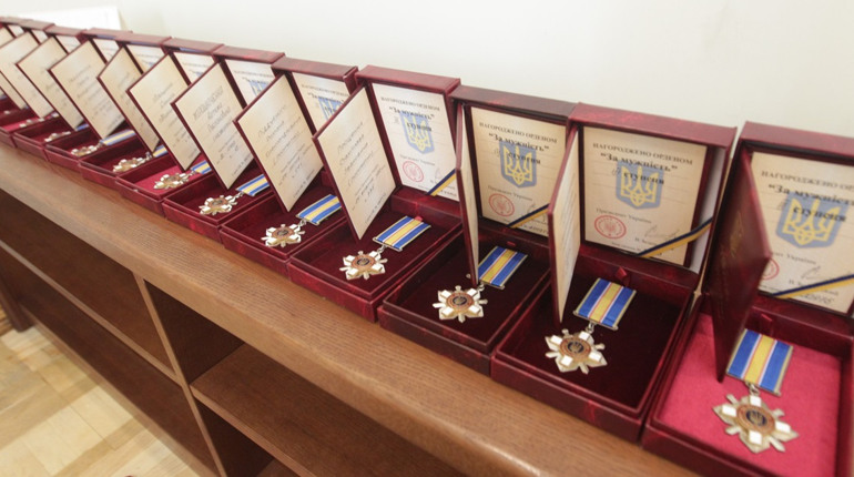У Чернігові родинам загиблих військових передали нагороди. Кого нагородили орденами За мужність