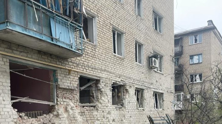 Гатили з "Градів" та ствольної артилерії. У Кураховому пошкоджено житлові будинки і адмінбудівлі