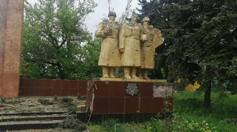 У Гуляйполі на День перемоги російські обстріли зруйнували меморіал воїнам Другої світової війни
